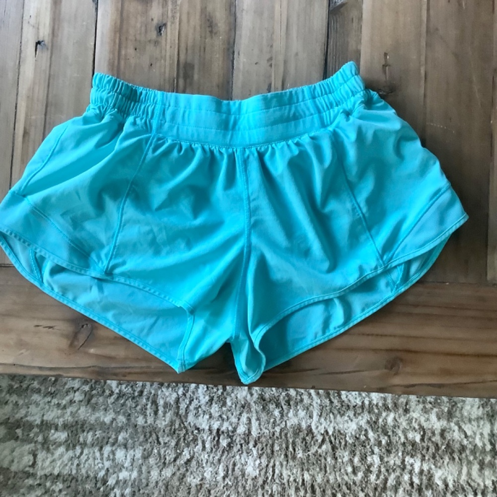 Lululemon Hotty Hot Low-Rise Lined Short 2.5" Electric Turquoise, Size 8 - Picture 4 of 7